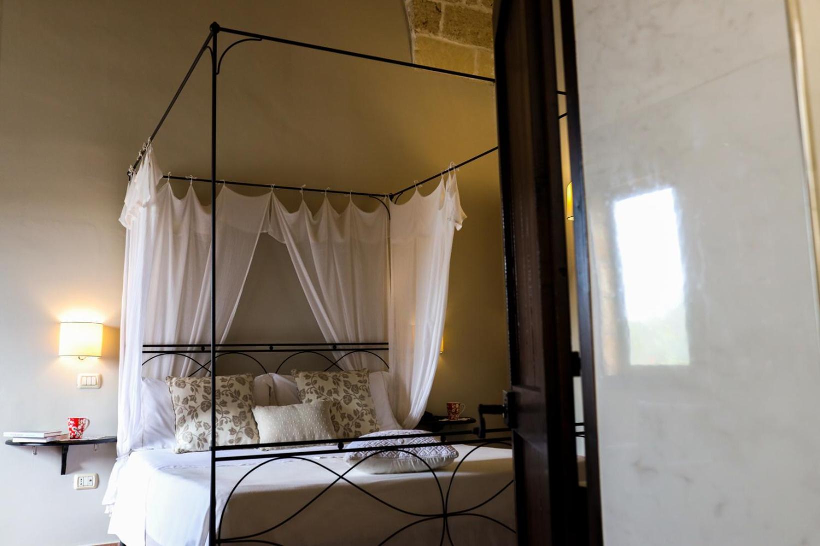 เตนูต้า โมนาเชลลิ แอนด์ มัสเซเรีย จัมเปาโล Guest House เลชเช ภายนอก รูปภาพ