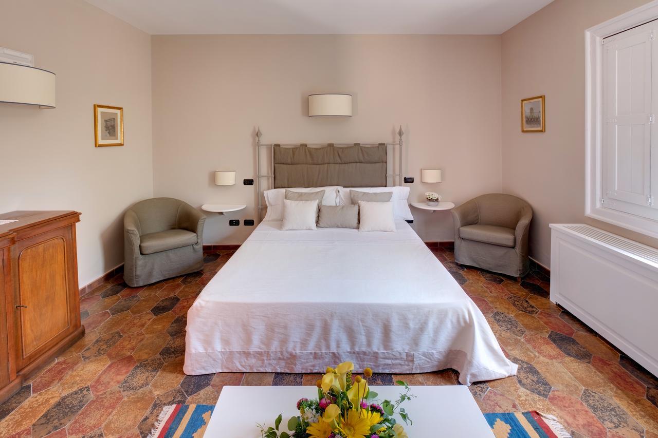 เตนูต้า โมนาเชลลิ แอนด์ มัสเซเรีย จัมเปาโล Guest House เลชเช ภายนอก รูปภาพ